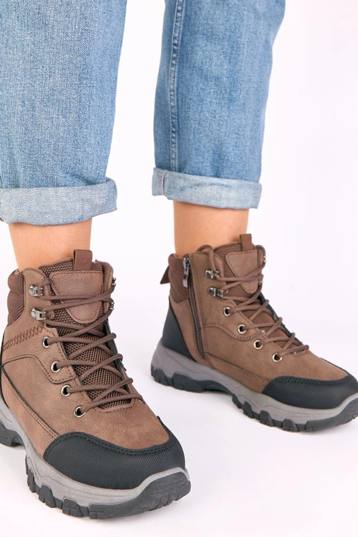 Rudi traperiai ant platformos Briana