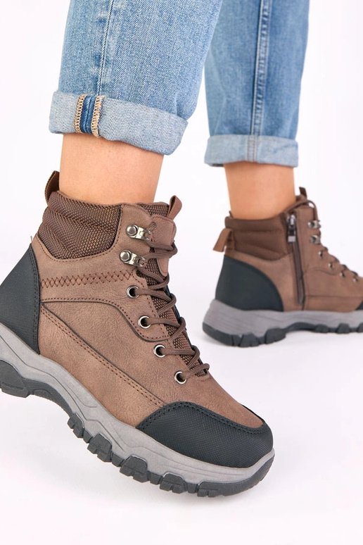 Rudi traperiai ant platformos Briana