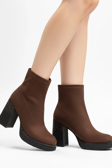 Rudi aulinukai ant kulno su... 2