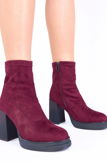 Violetiniai aulinukai ant...