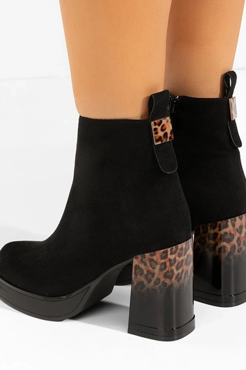 Juodi aulinukai ant lakuoto...