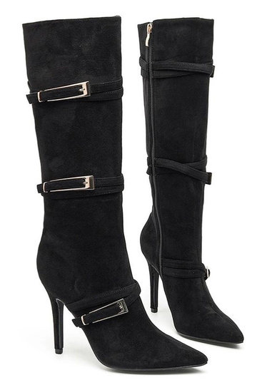 Juodi ilgaauliai batai ant...