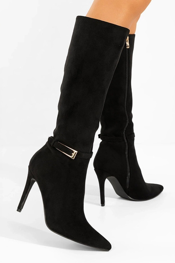 Juodi ilgaauliai batai ant...