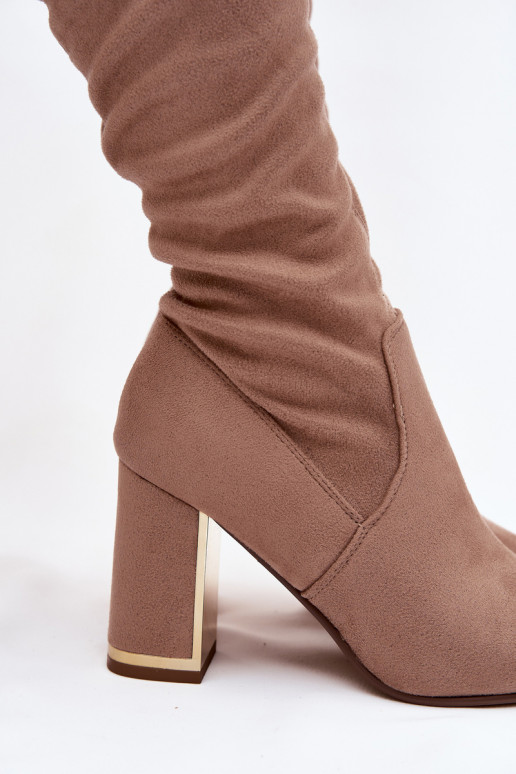 moteriški ilgaauliai batai iš eko zomšosoĮe virš kelių su kulniukais smėlio spalvos Thamine