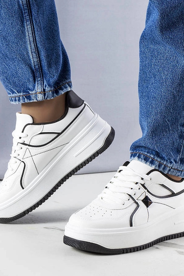 Białe sneakersy na...