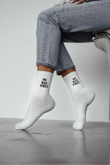 Moteriškos kojinės su užrašu „NO BAD VIBES" baltos spalvos