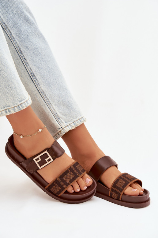 Moteriškos šlepetės su auksinėmis sagtimis, rudos spalvos