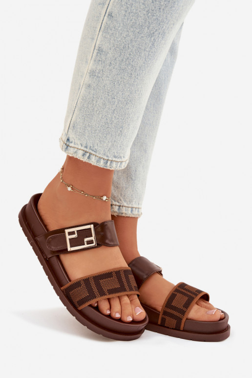 Moteriškos šlepetės su auksinėmis sagtimis, rudos spalvos