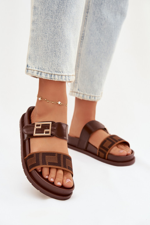 Moteriškos šlepetės su auksinėmis sagtimis, rudos spalvos