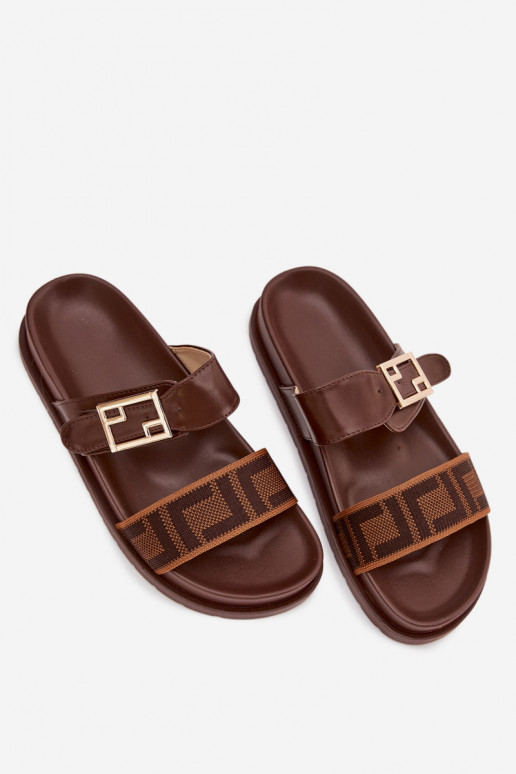 Moteriškos šlepetės su auksinėmis sagtimis, rudos spalvos