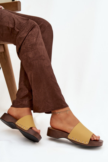 Moteriškos šlepetės su kniedėmis geltonos spalvos Terissa