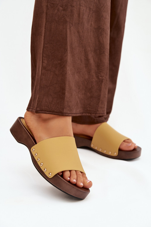 Moteriškos šlepetės su kniedėmis geltonos spalvos Terissa