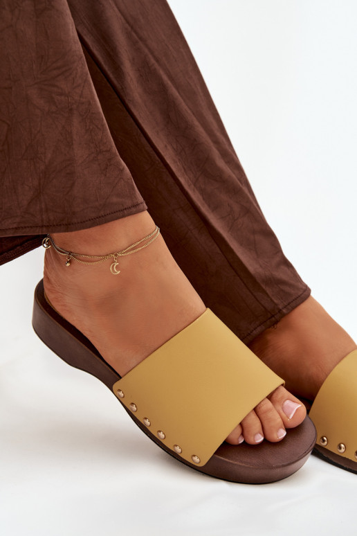 Moteriškos šlepetės su kniedėmis geltonos spalvos Terissa