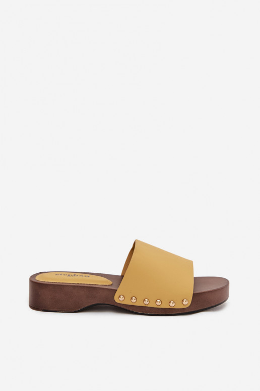 Moteriškos šlepetės su kniedėmis geltonos spalvos Terissa