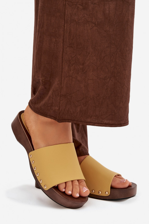 Moteriškos šlepetės su kniedėmis geltonos spalvos Terissa