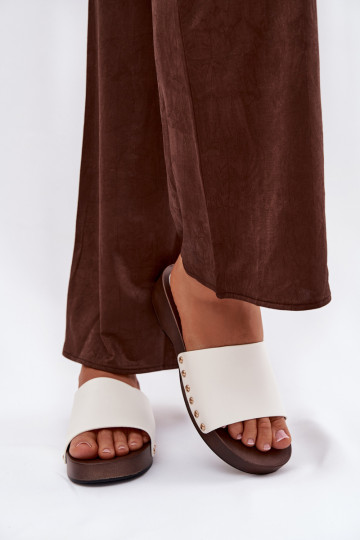 Moteriškos šlepetės su kniedėmis baltos spalvos Terissa 2