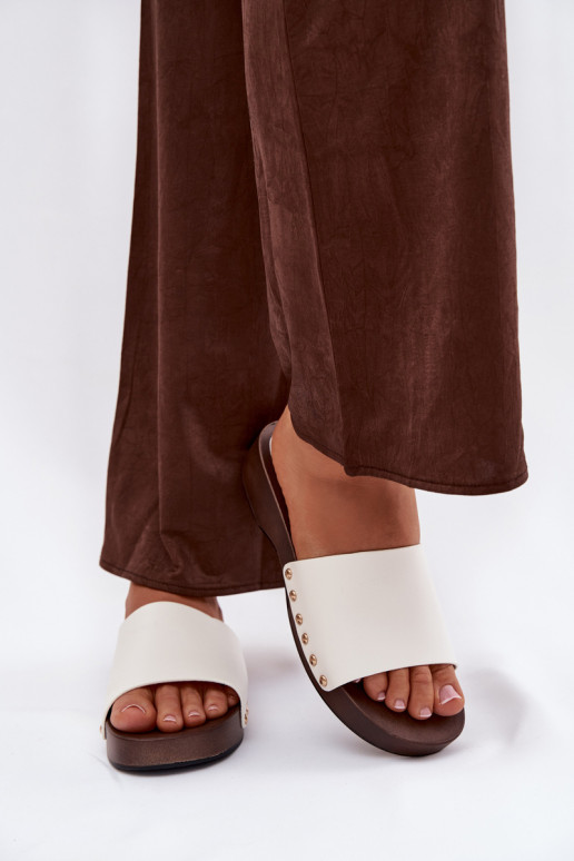 Moteriškos šlepetės su kniedėmis baltos spalvos Terissa