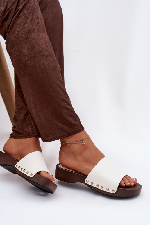 Moteriškos šlepetės su kniedėmis baltos spalvos Terissa