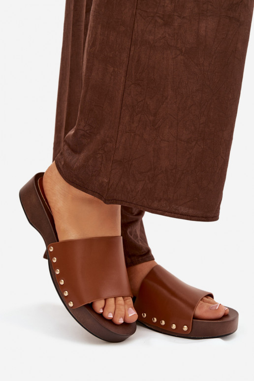 Moteriškos šlepetės su kniedėmis rudos spalvos Terissa