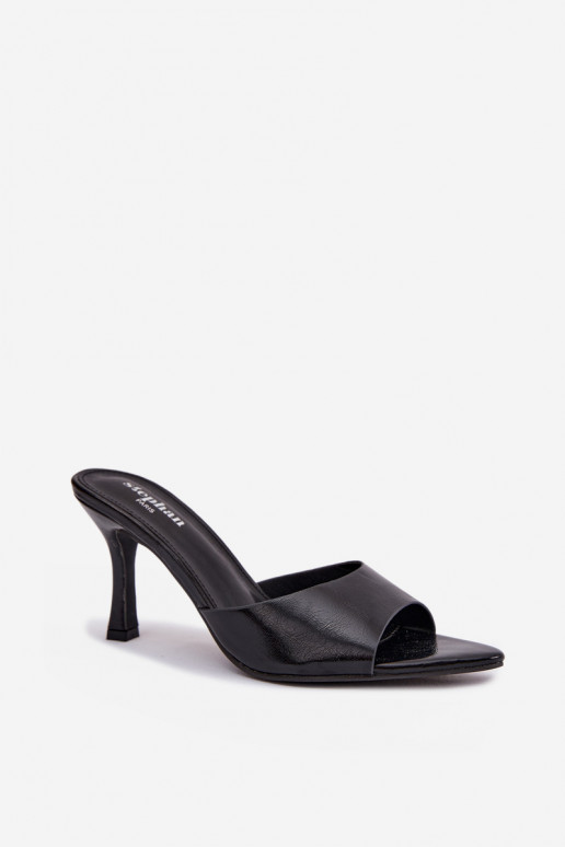 su lako efektu Moteriškos šlepetės su kulniukais juodos spalvos Lirissa