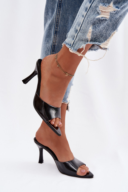 su lako efektu Moteriškos šlepetės su kulniukais juodos spalvos Lirissa