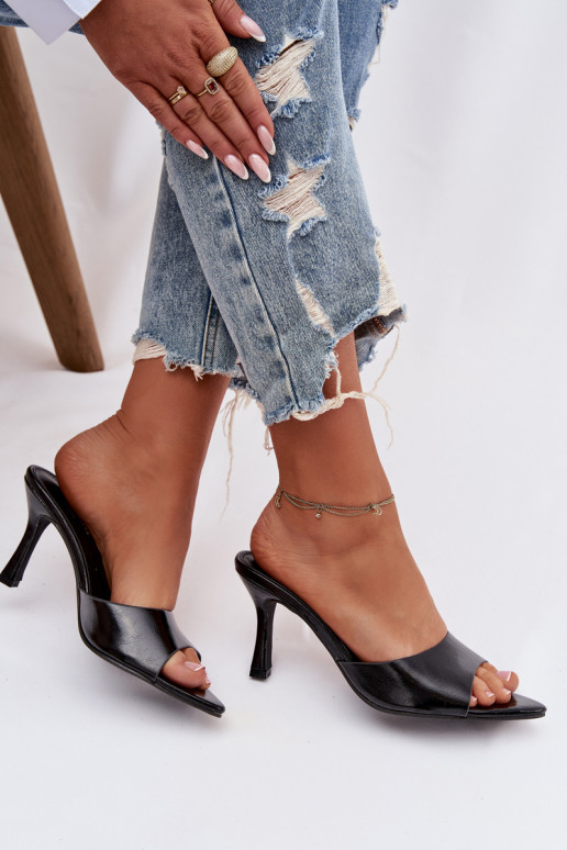 su lako efektu Moteriškos šlepetės su kulniukais juodos spalvos Lirissa