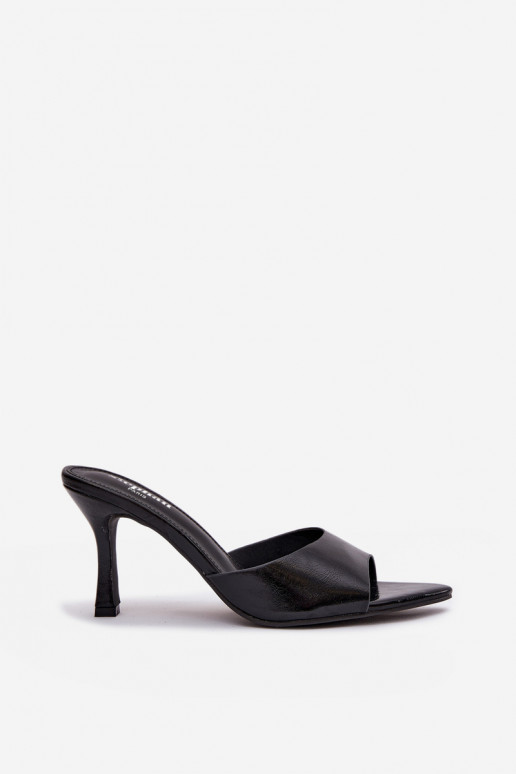 su lako efektu Moteriškos šlepetės su kulniukais juodos spalvos Lirissa