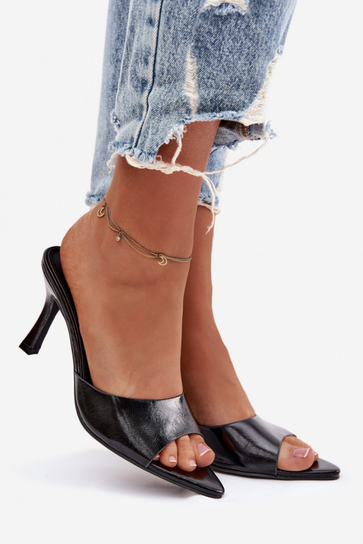 su lako efektu Moteriškos šlepetės su kulniukais juodos spalvos Lirissa