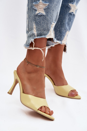 su lako efektu Moteriškos šlepetės su kulniukais geltonos spalvos Lirissa 2