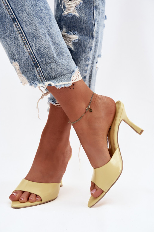 su lako efektu Moteriškos šlepetės su kulniukais geltonos spalvos Lirissa