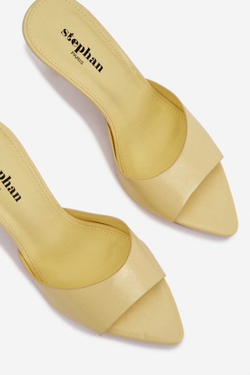 su lako efektu Moteriškos šlepetės su kulniukais geltonos spalvos Lirissa