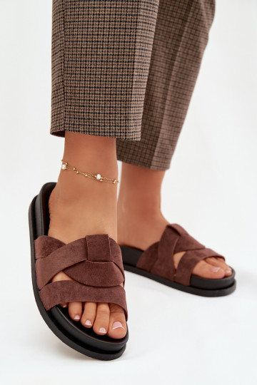 Moteriškos šlepetės iš eko zomšosoĮe su juostelėmis tamsiai rudos spalvos Tai turirivessa