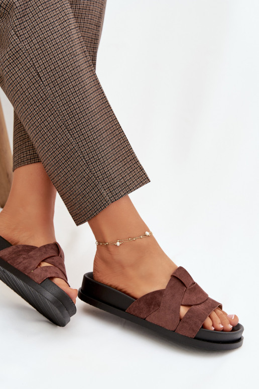 Moteriškos šlepetės iš eko zomšosoĮe su juostelėmis tamsiai rudos spalvos Tai turirivessa