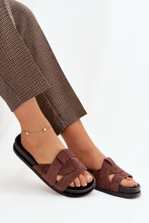 Moteriškos šlepetės iš eko zomšosoĮe su juostelėmis tamsiai rudos spalvos Tai turirivessa