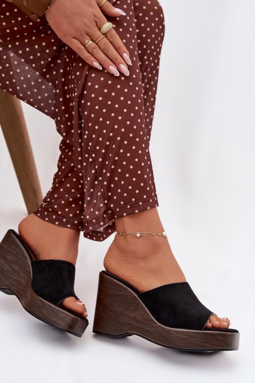 Moteriškos šlepetės Ant platformos juodos spalvos Ravelia