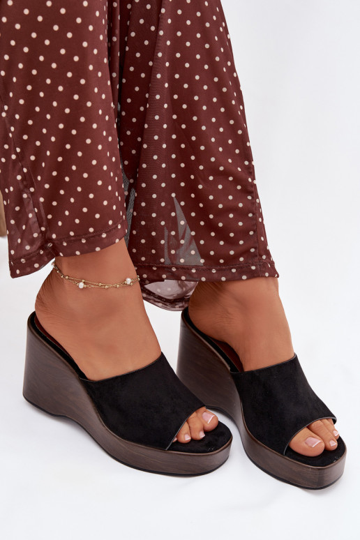 Moteriškos šlepetės Ant platformos juodos spalvos Ravelia