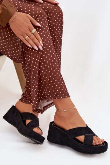 Moteriškos šlepetės Ant platformossuiš eko zomšosu juodos spalvos Calorine