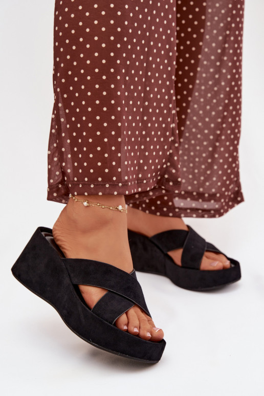 Moteriškos šlepetės Ant platformossuiš eko zomšosu juodos spalvos Calorine