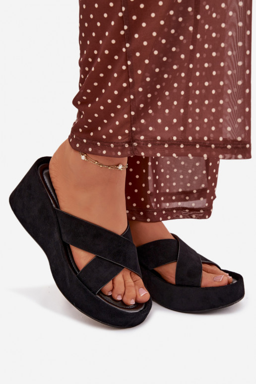 Moteriškos šlepetės Ant platformossuiš eko zomšosu juodos spalvos Calorine