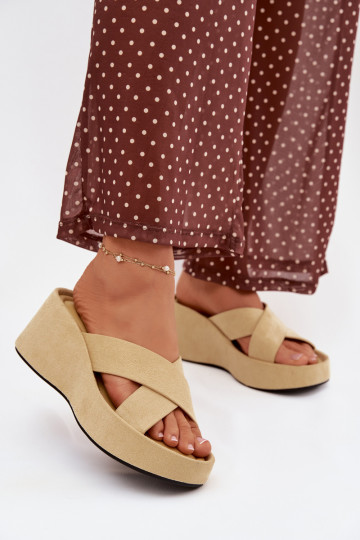 Moteriškos šlepetės Ant platformossuiš eko zomšosu geltonos spalvos Calorine 2