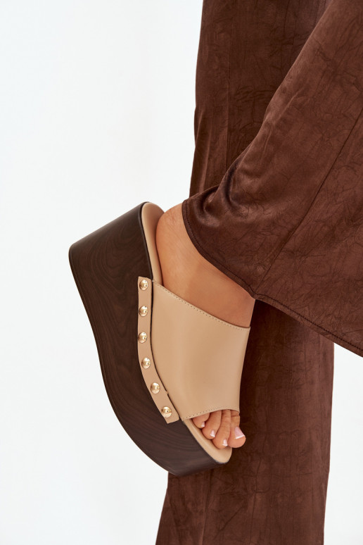 Moteriškos šlepetės Ant platformos su kniedėmis smėlio spalvos Tai turireline