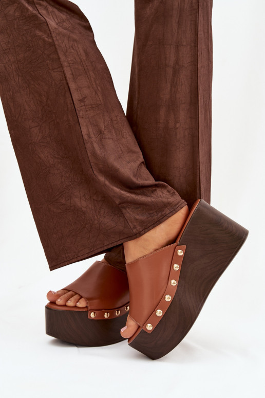 Moteriškos šlepetės Ant platformos su kniedėmis rudos spalvos Tai turireline