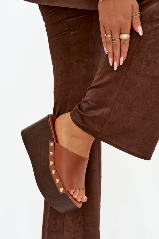 Moteriškos šlepetės Ant platformos su kniedėmis rudos spalvos Tai turireline