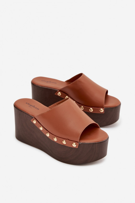 Moteriškos šlepetės Ant platformos su kniedėmis rudos spalvos Tai turireline