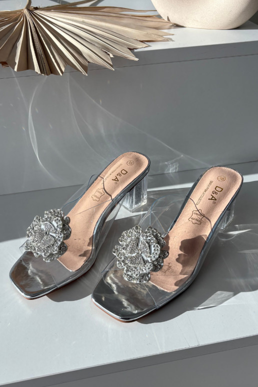 Sidabro spalvos perregimos šlepetės D&A MR1037-20 su kulniukais ir ornamentais