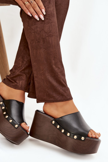 Moteriškos šlepetės ant platformos su kniedėmis juodos spalvos Taireline