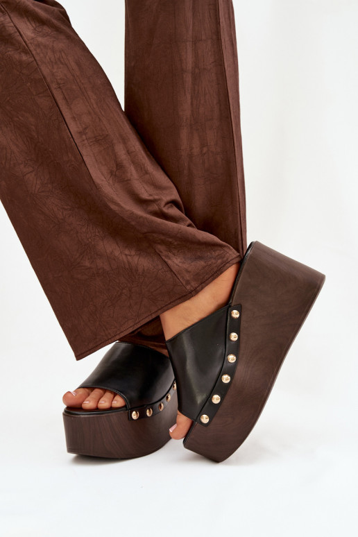 Moteriškos šlepetės ant platformos su kniedėmis juodos spalvos Taireline