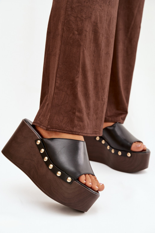 Moteriškos šlepetės ant platformos su kniedėmis juodos spalvos Taireline