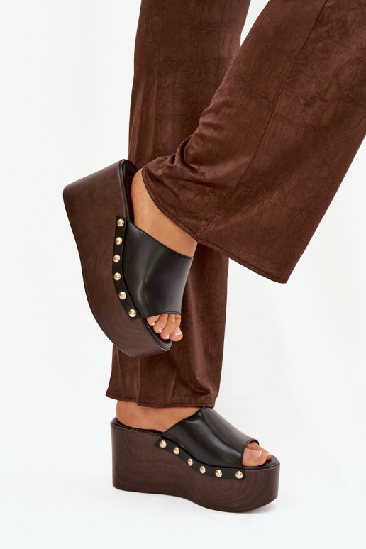 Moteriškos šlepetės ant platformos su kniedėmis juodos spalvos Taireline