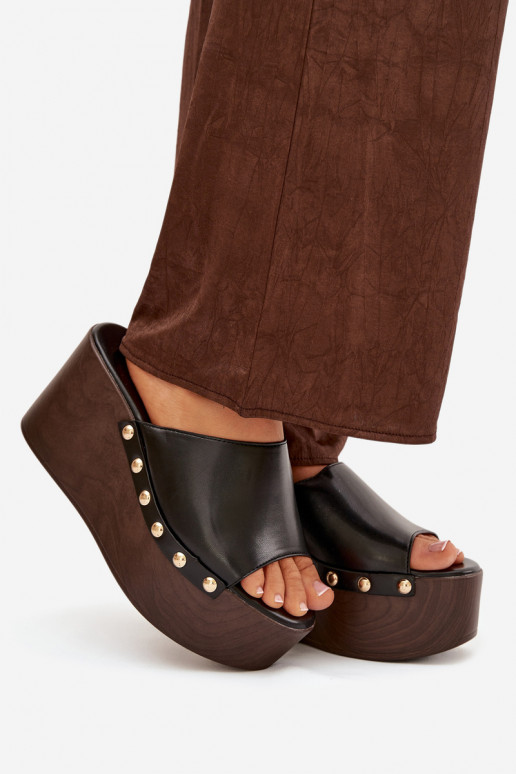 Moteriškos šlepetės ant platformos su kniedėmis juodos spalvos Taireline